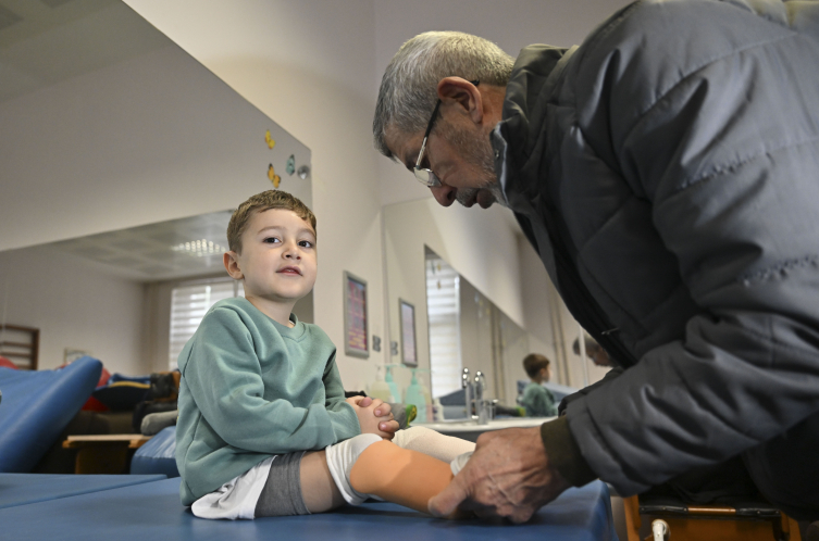 Depremde oğlunu kaybeden dede torunuyla yaşama tutundu